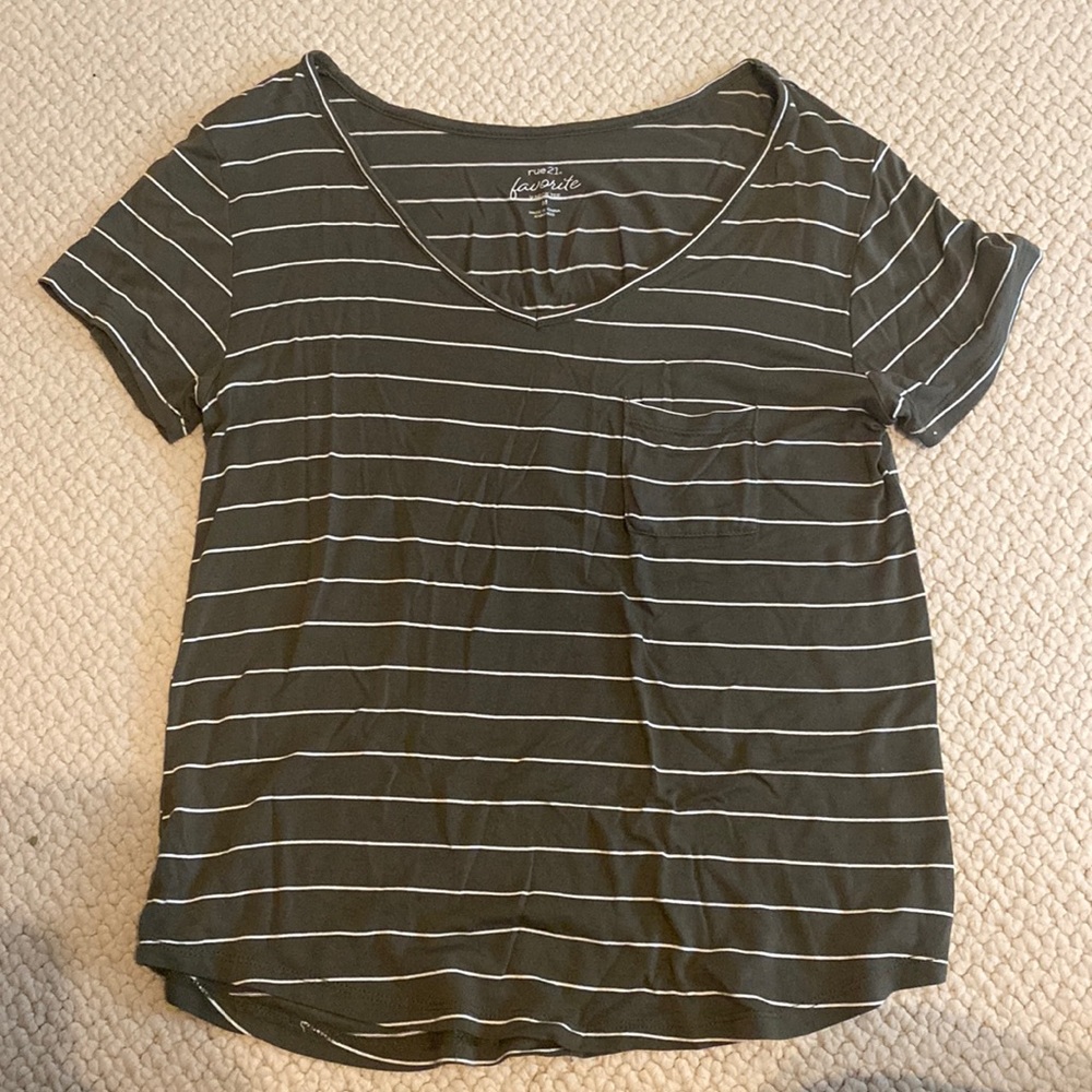 Rue 21 favorite v neck tee M